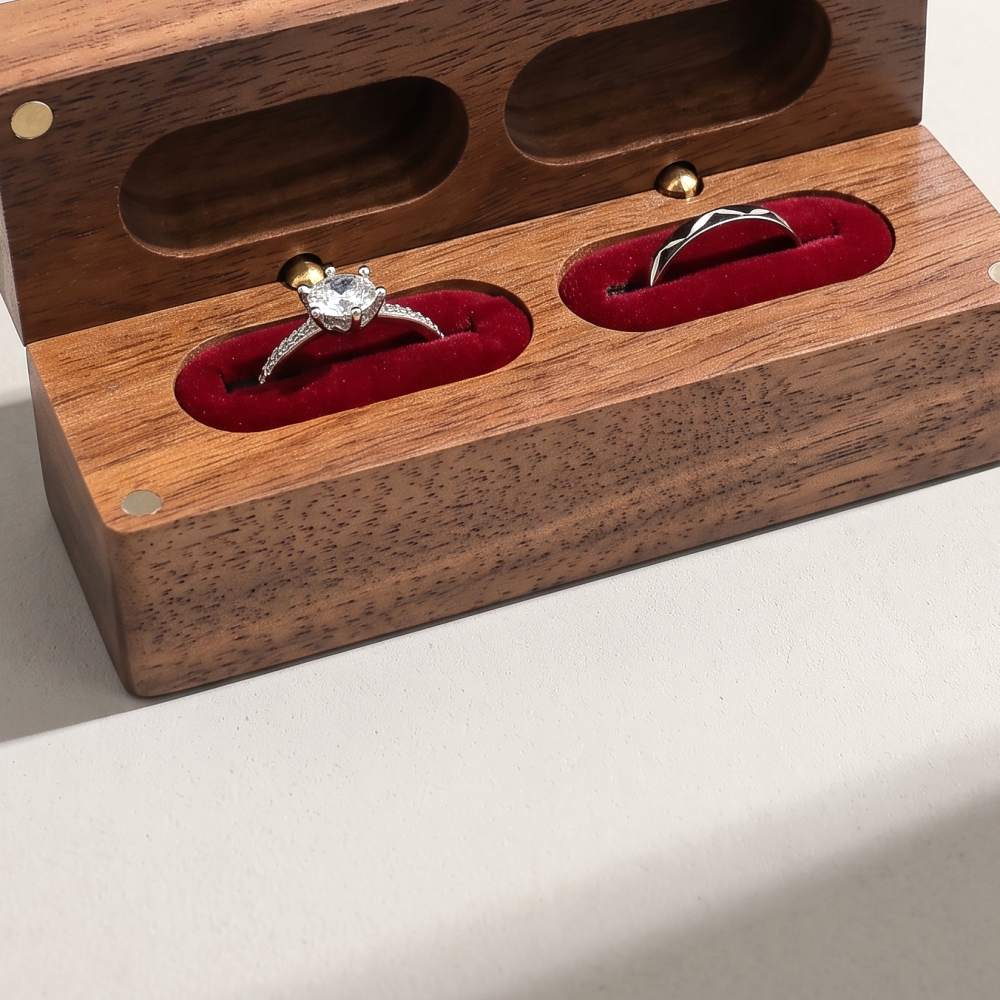 RB526 RB526  Double-Slot Ring Box, Long Body, Red Velvet — colour C2