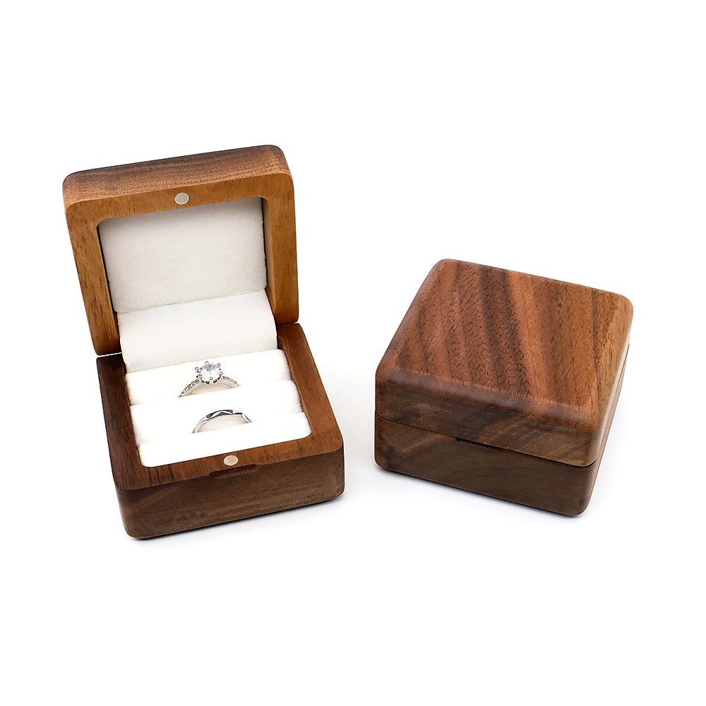 RB534 Square Ring Box, Solid Lid, Cream Interior