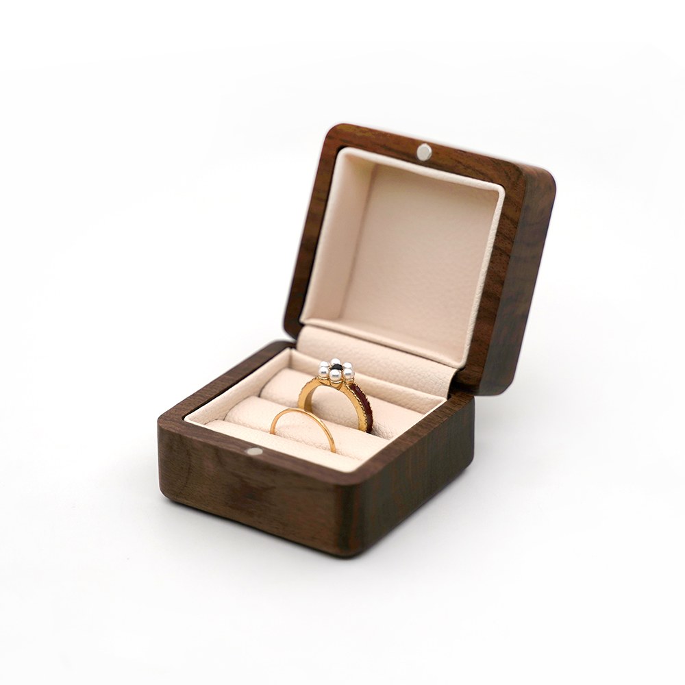RB552 RB552  Square Ring Box, Rounded Corners, Cream Interior — view 3