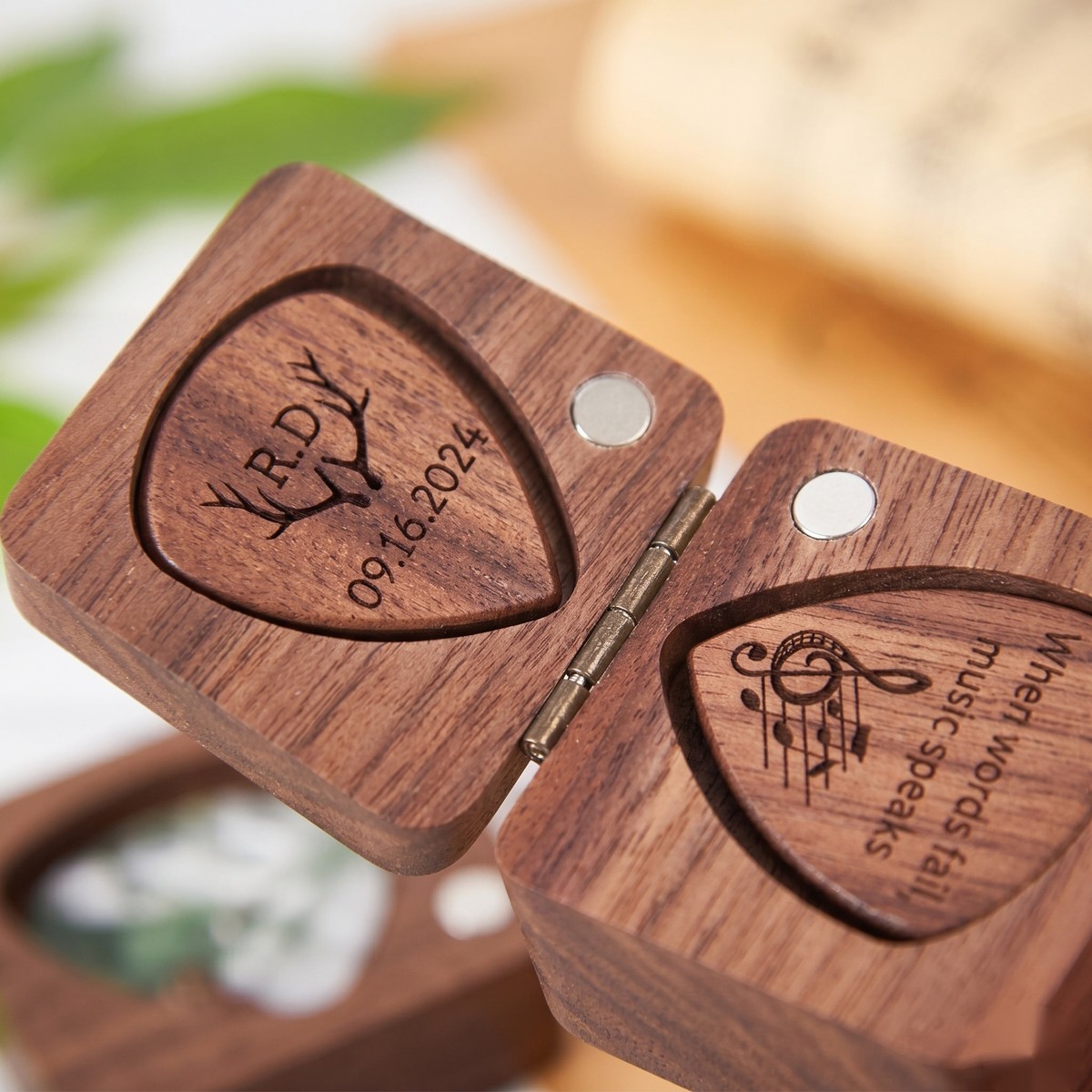 Guitar Pick Box with 3 Engraved Picks