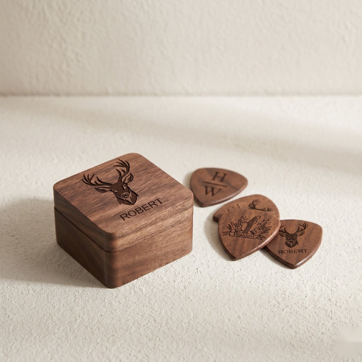 WGP-401 WGP-401  Guitar Pick Box with Engraved Plectrums — view 2