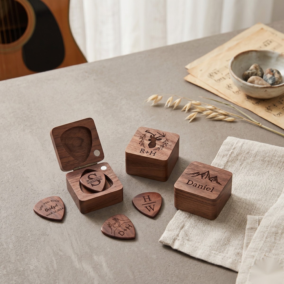 WGP-401 WGP-401  Guitar Pick Box with Engraved Plectrums — view 3